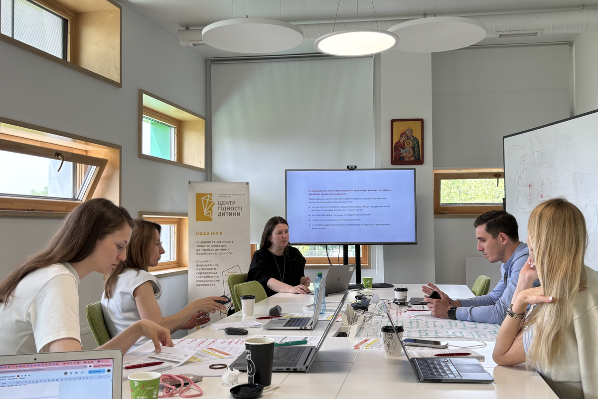 Українська асоціація футболу на сертифікатній програмі Центру гідності дитини УКУ